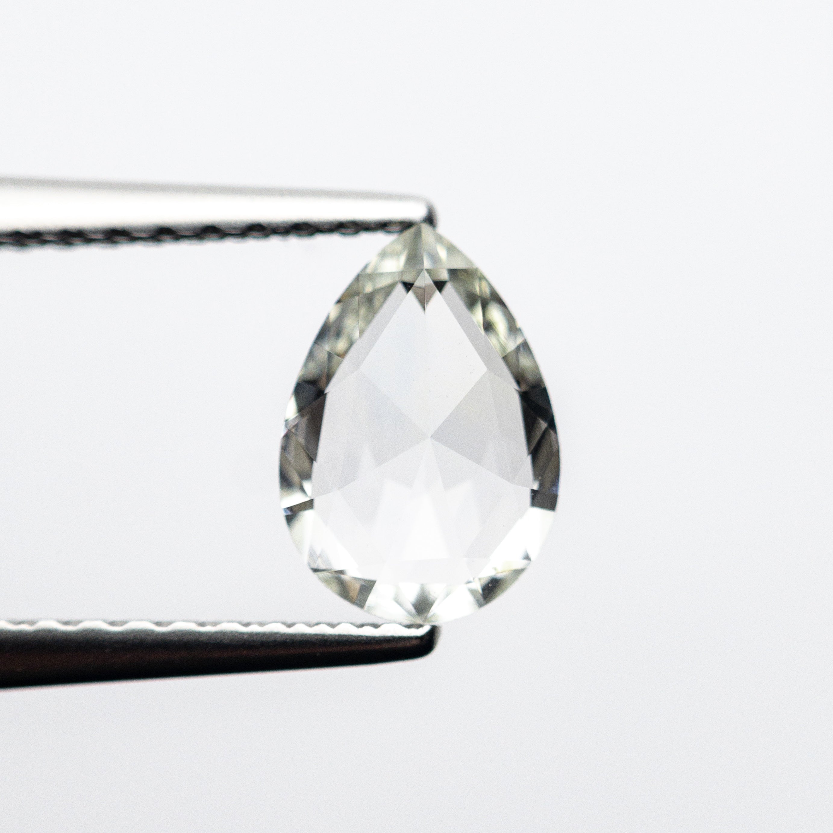 Inventaire de poire saphir blanc 0,83 CT SKU SAPEAR-100