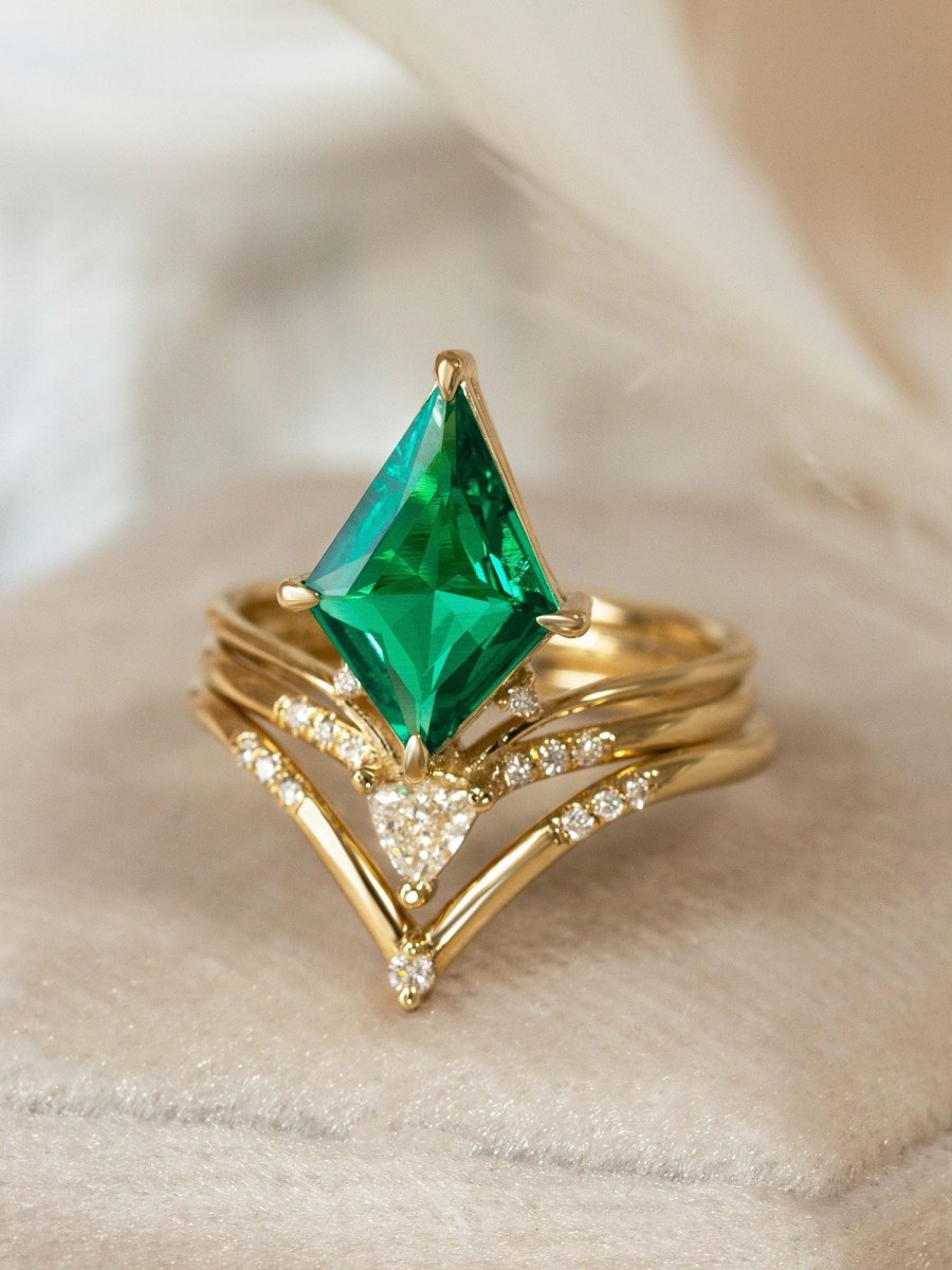 Adia Ring (Emerald)
