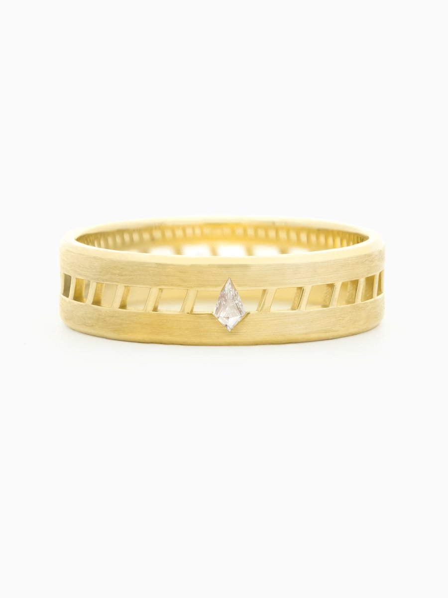Face view of men’s band with diagonal lattice pattern and a petite kite diamond centered on the face.
