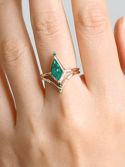 hiddenspace-engagement-ring-emerald-lucyring-diamond-proposal2