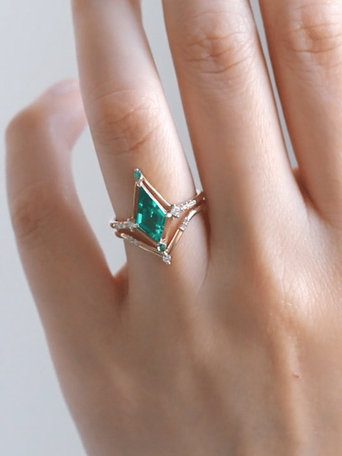 hiddenspace-engagement-ring-emerald-dawn-ring-proposal-unique-finejewelry2