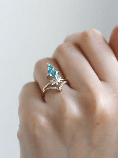 hiddenspace-engagementring-green-moissanite-meraki-proposal-ring2