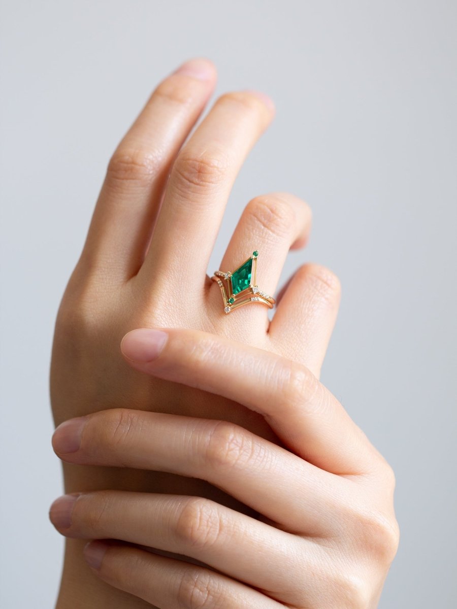 hiddenspace-engagement-ring-emerald-dawn-ring-proposal-unique-finejewelry6