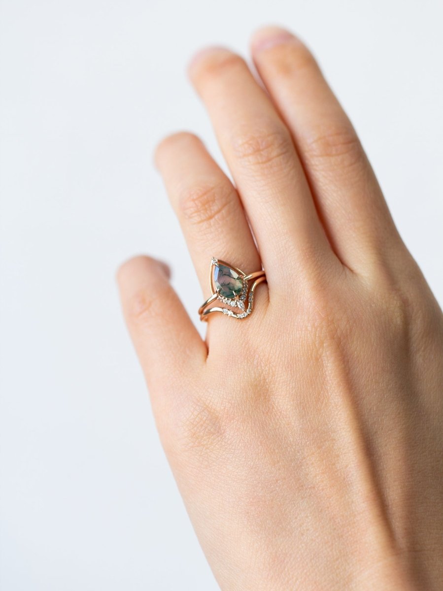 hiddenspace-engagement-ring-moss-agate-eliana-ring-minimalism-art-deco-fine-jewelry-11