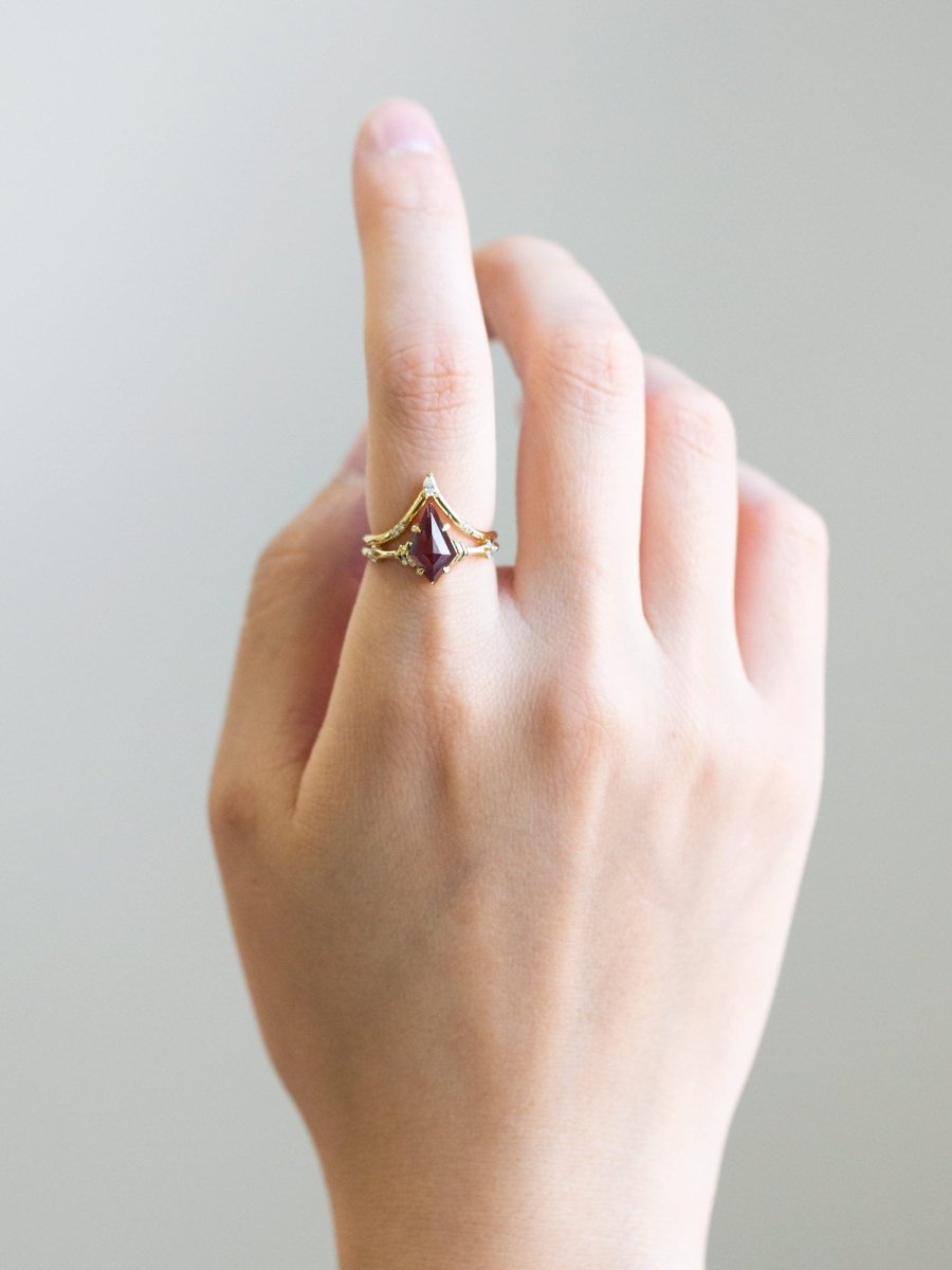 unique-alexandrite-engagement-ring-minimal-kite-doric-hand_1
