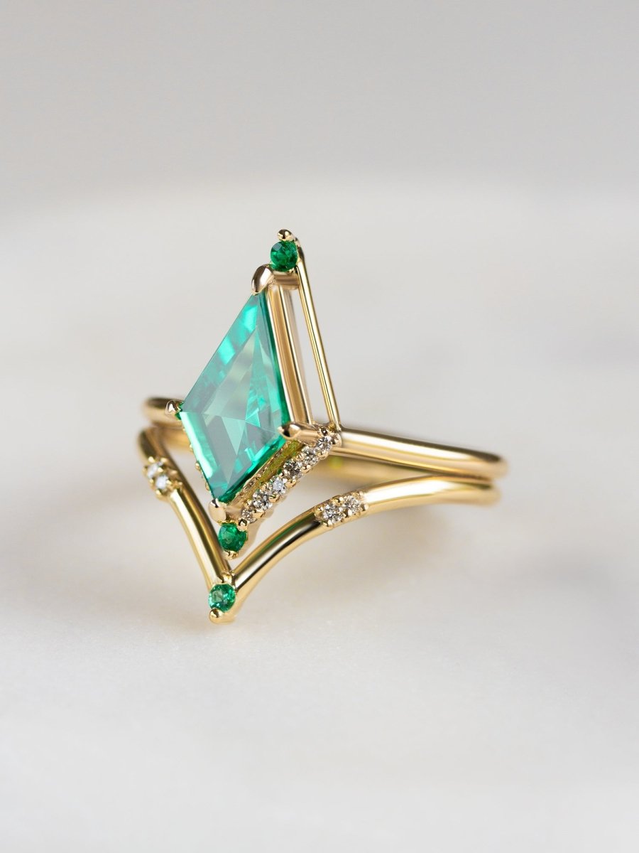 hiddenspace-engagement-ring-emerald-lucyring-diamond-proposal8