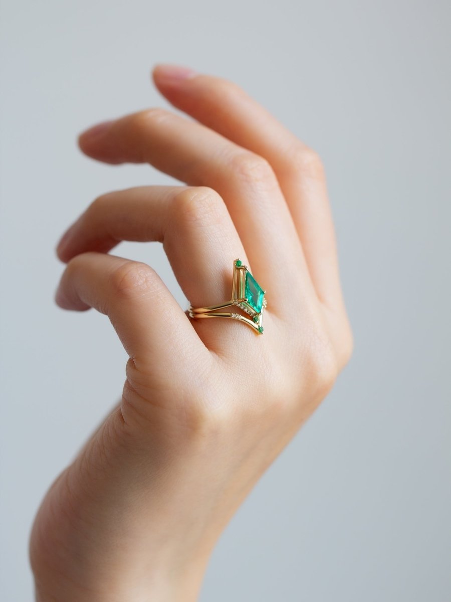 hiddenspace-engagement-ring-emerald-lucyring-diamond-proposal3