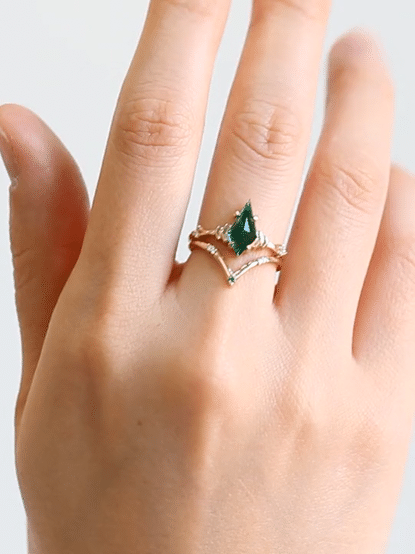 hiddenspace-engagementring-emerald-kitedoric-ring-proposal-ring2