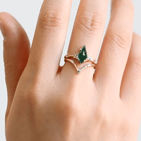 hiddenspace-engagementring-emerald-kitedoric-ring-proposal-ring2