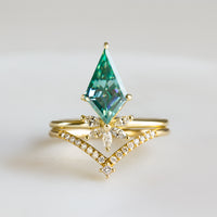 hiddenspace-engagementring-green-moissanite-meraki-proposal-ring7