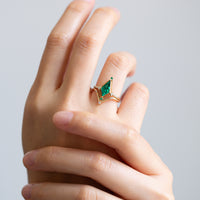 hiddenspace-engagement-ring-emerald-dawn-ring-proposal-unique-finejewelry6
