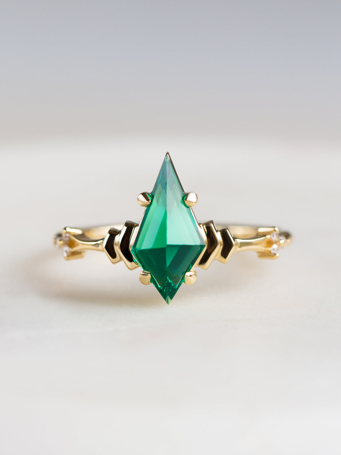 hiddenspace-engagementring-emerald-kitedoric-ring-proposal-ring1