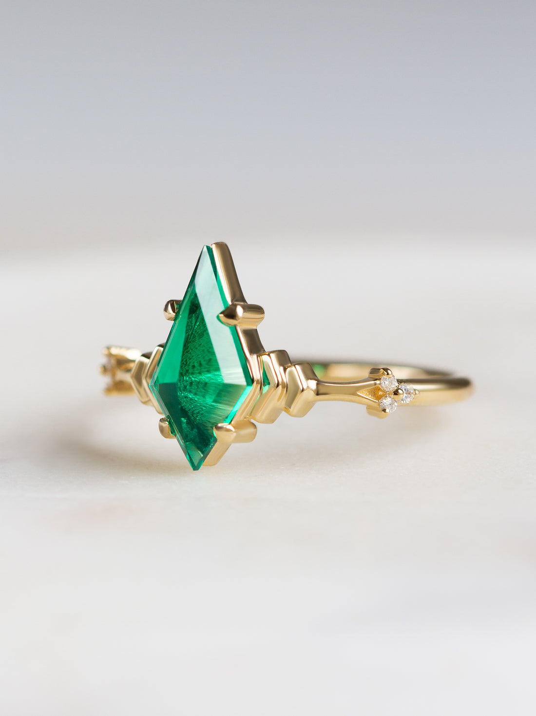 hiddenspace-engagementring-emerald-kitedoric-ring-proposal-ring4