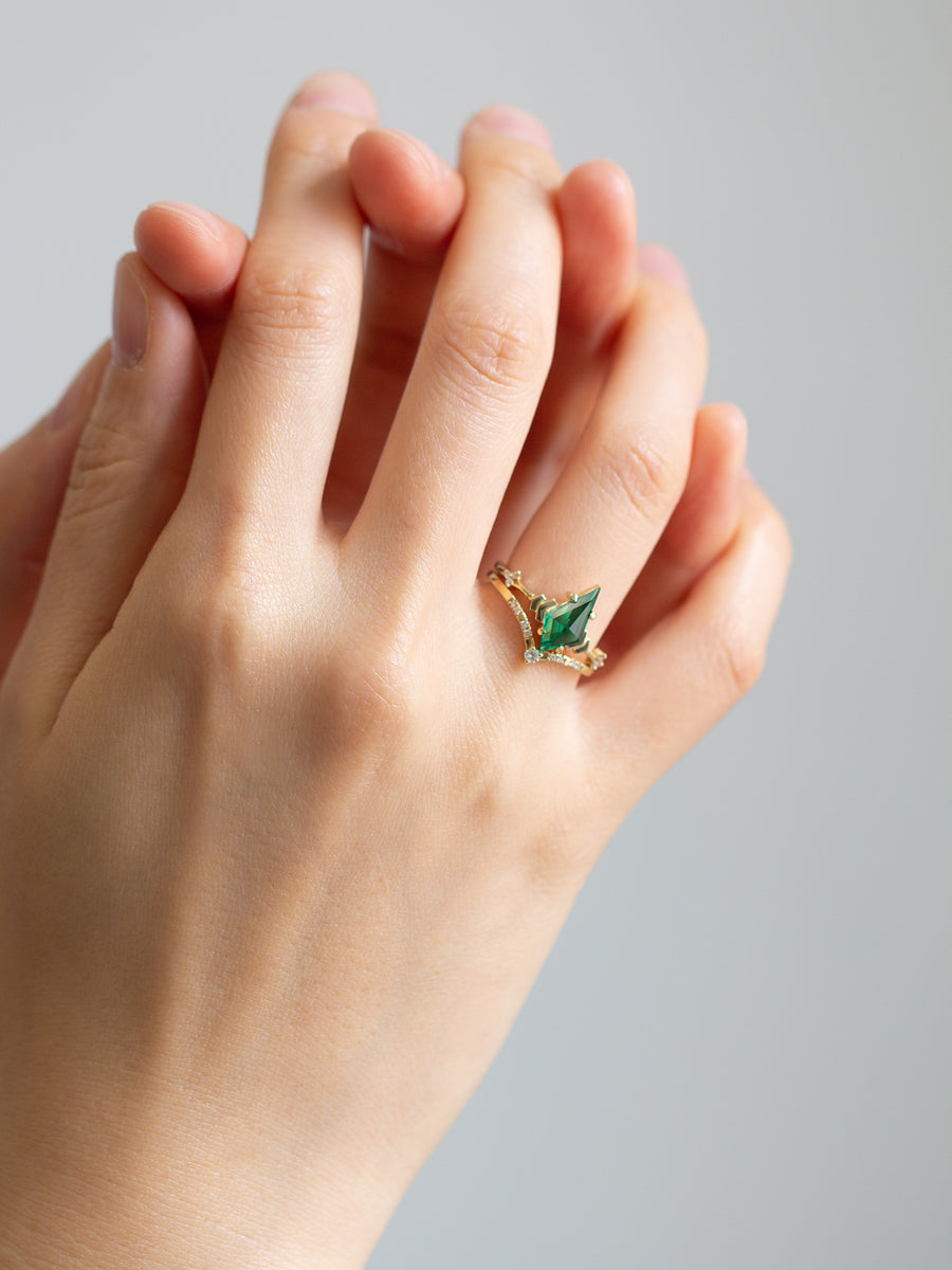 hiddenspace-engagementring-emerald-kitedoric-ring-proposal-ring6
