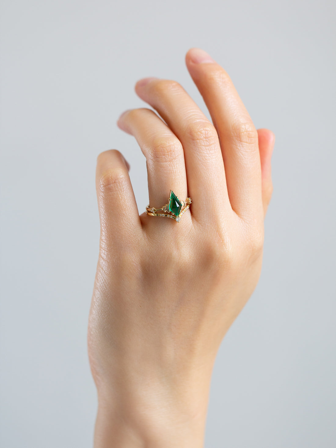 hiddenspace-engagementring-emerald-kitedoric-ring-proposal-ring3