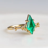 hiddenspace-engagementring-emerald-kitedoric-ring-proposal-ring5