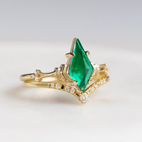hiddenspace-engagementring-emerald-kitedoric-ring-proposal-ring9