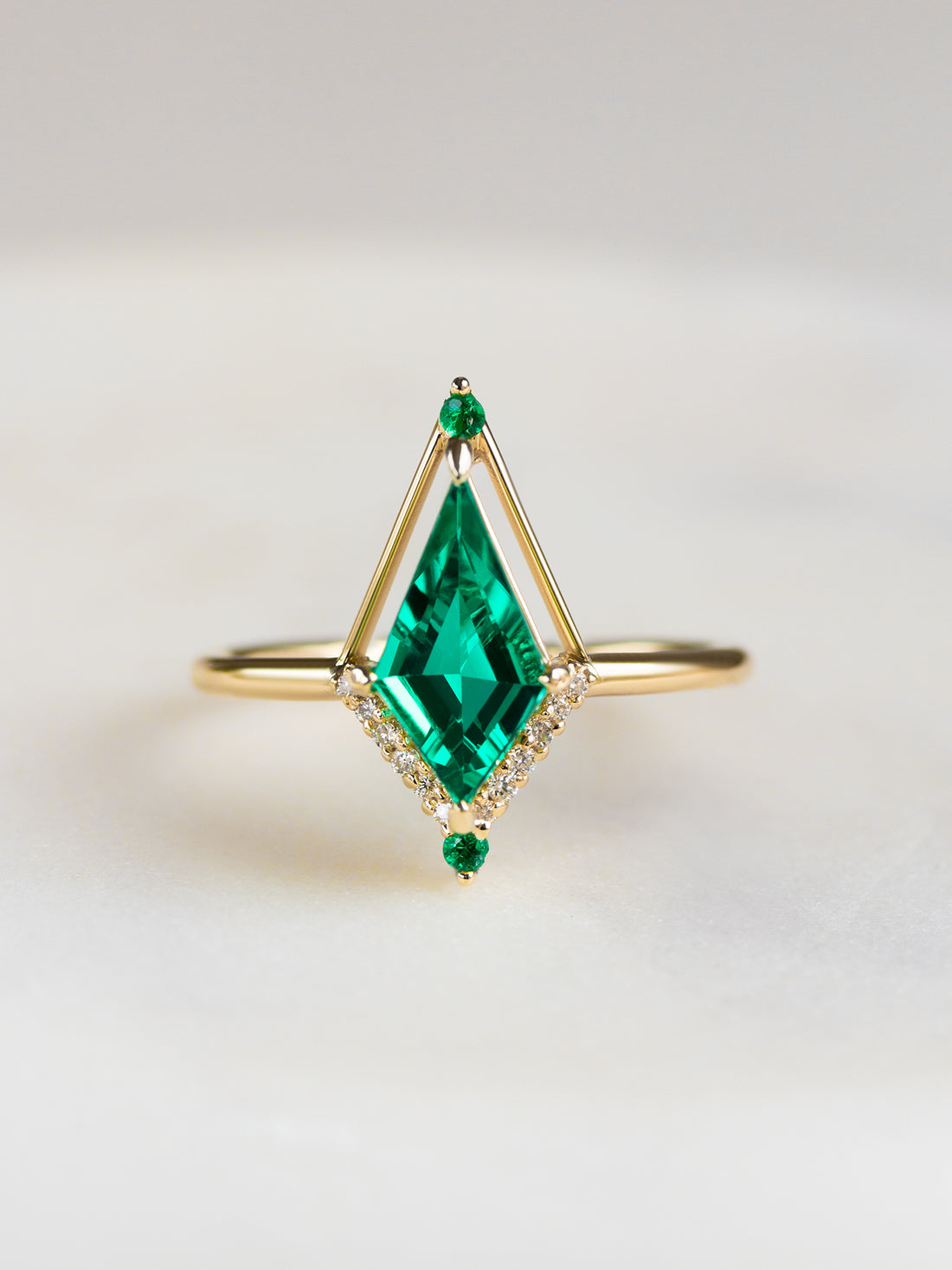 hiddenspace-engagement-ring-emerald-lucyring-diamond-proposal1