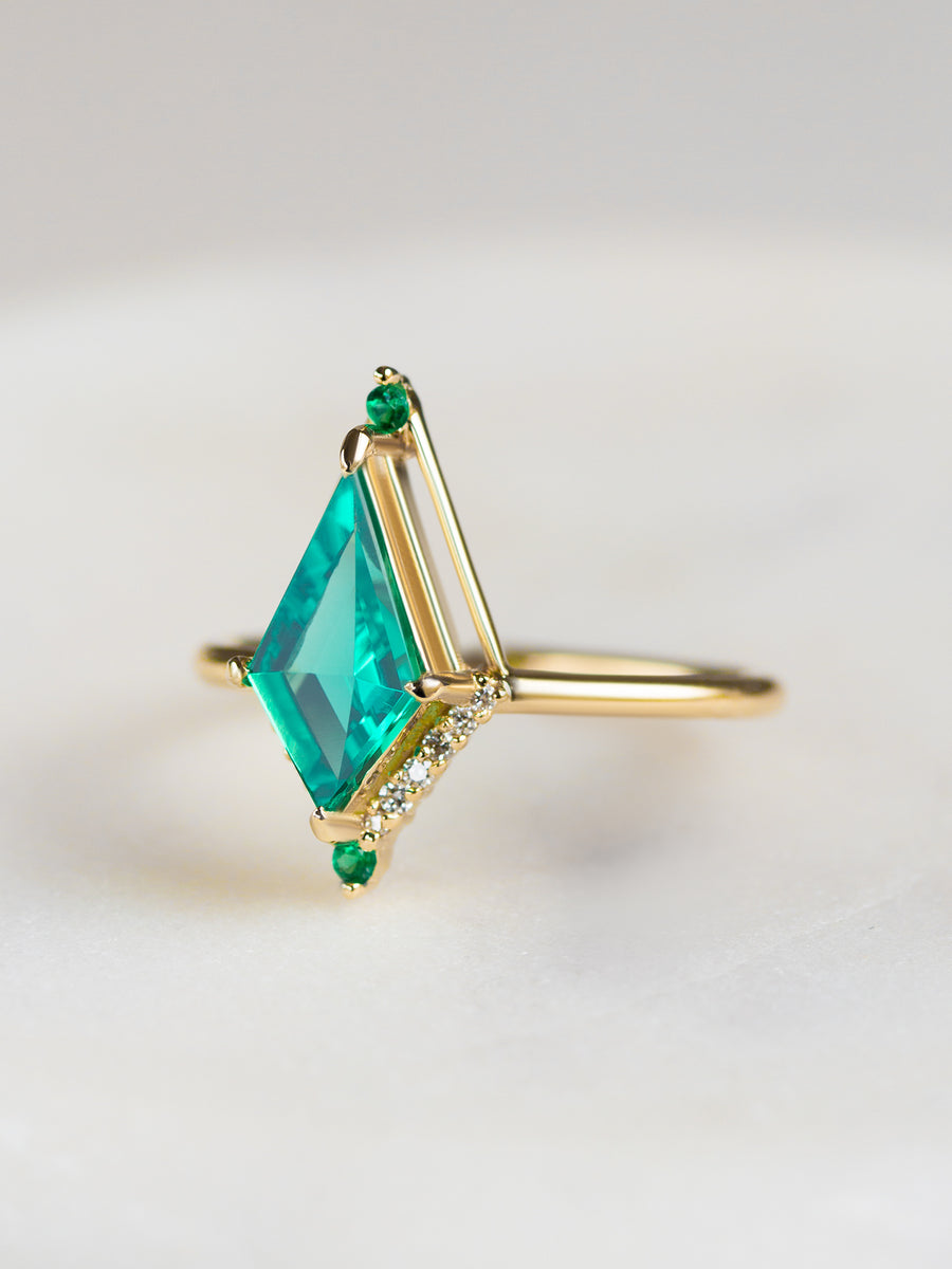hiddenspace-engagement-ring-emerald-lucyring-diamond-proposal4