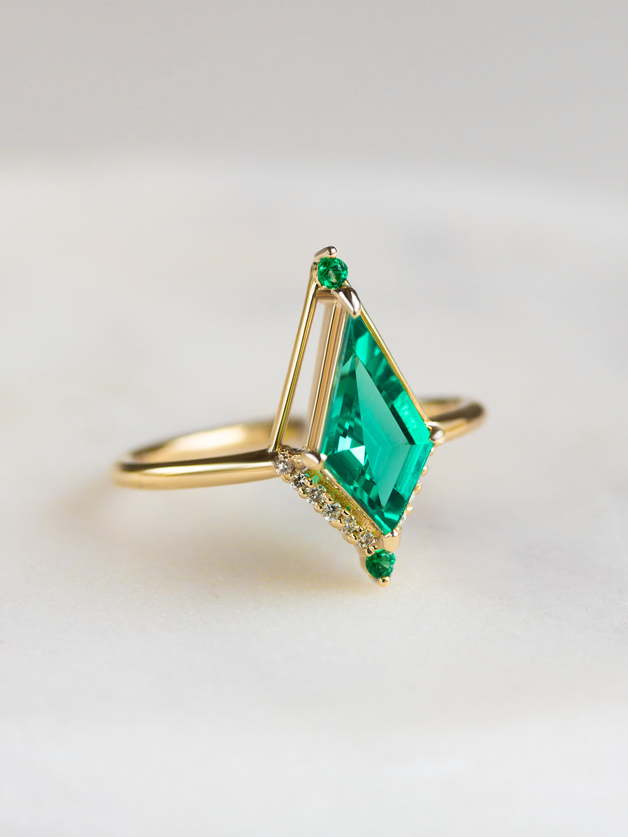 Lucy Ring (Emerald) – HIDDENSPACE
