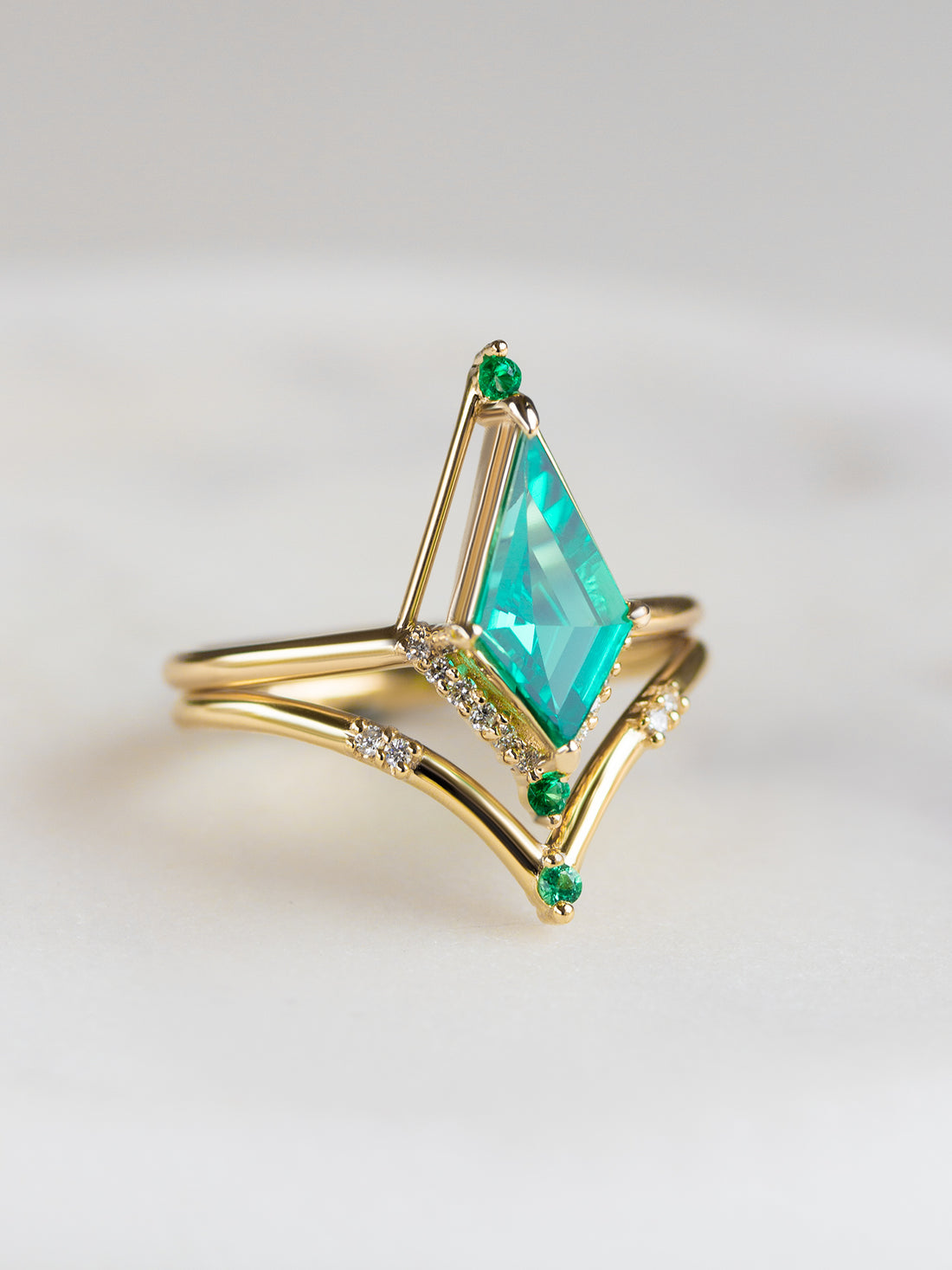 hiddenspace-engagement-ring-emerald-lucyring-diamond-proposal9