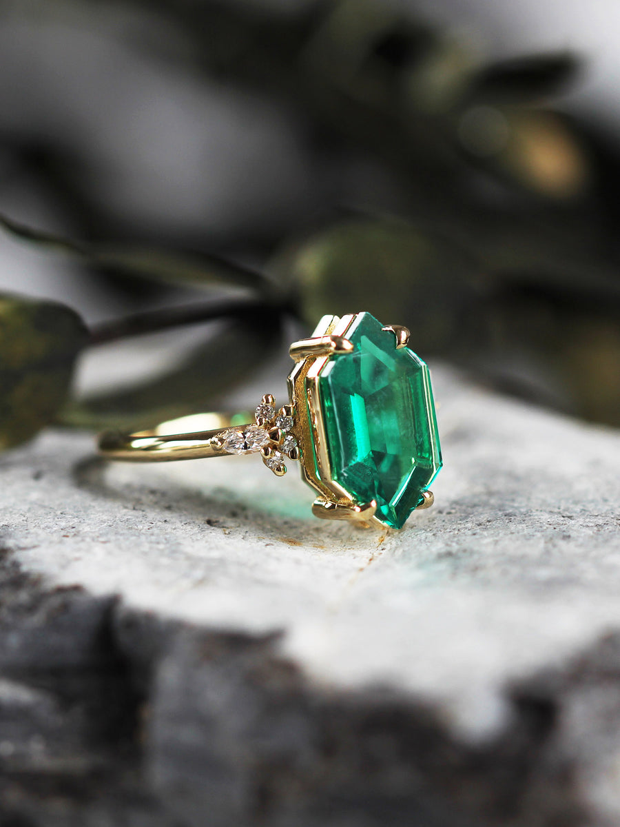 hiddenspace-engagement-ring-lillie-emerald-proposal-ring8