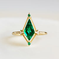 hiddenspace-engagement-ring-emerald-dawn-ring-proposal-unique-finejewelry1