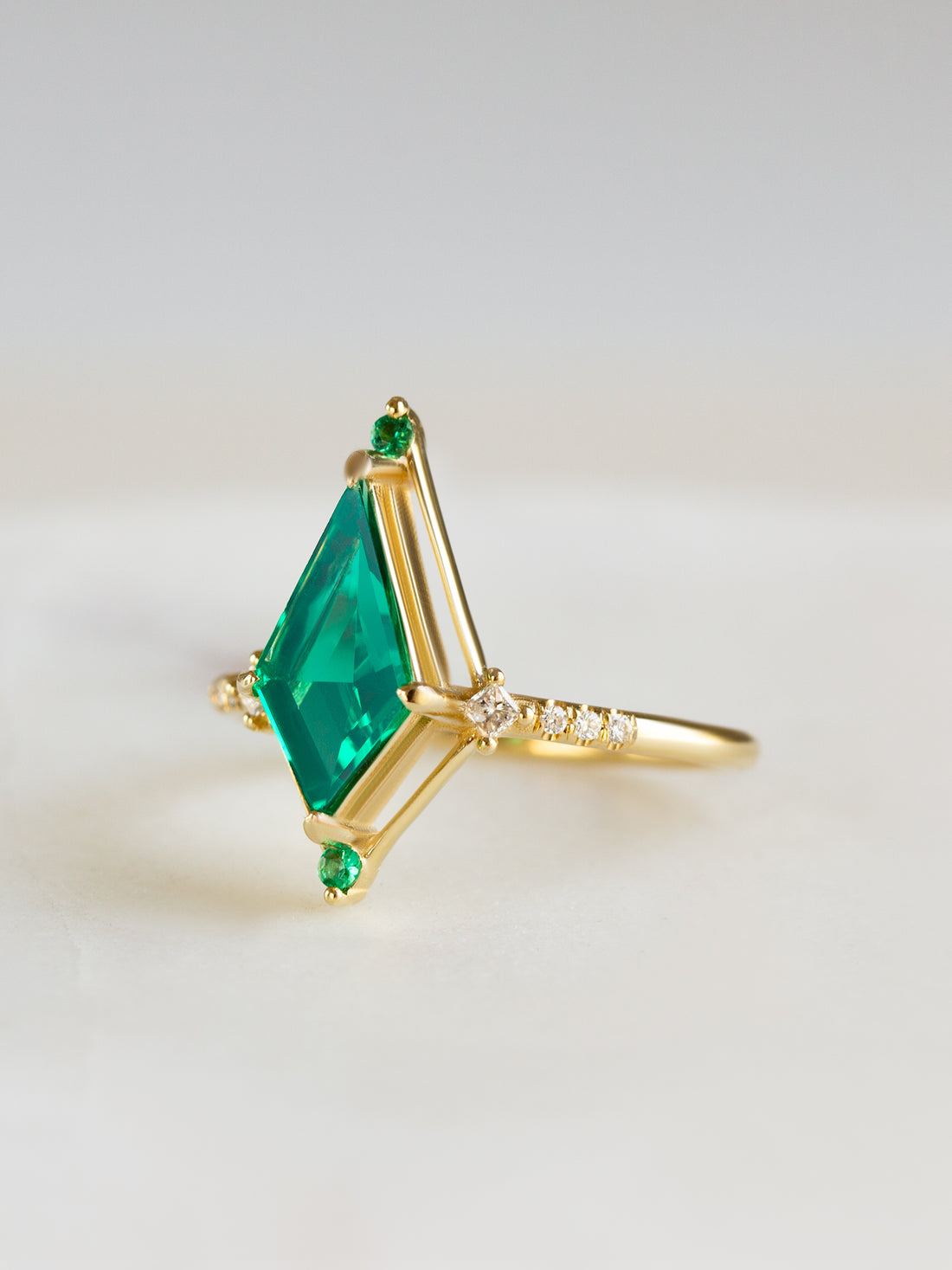 hiddenspace-engagement-ring-emerald-dawn-ring-proposal-unique-finejewelry4