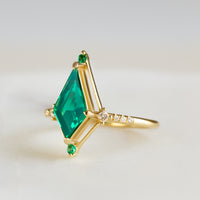 hiddenspace-engagement-ring-emerald-dawn-ring-proposal-unique-finejewelry4