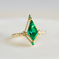 hiddenspace-engagement-ring-emerald-dawn-ring-proposal-unique-finejewelry5