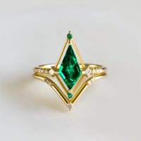 hiddenspace-engagement-ring-emerald-dawn-ring-proposal-unique-finejewelry7