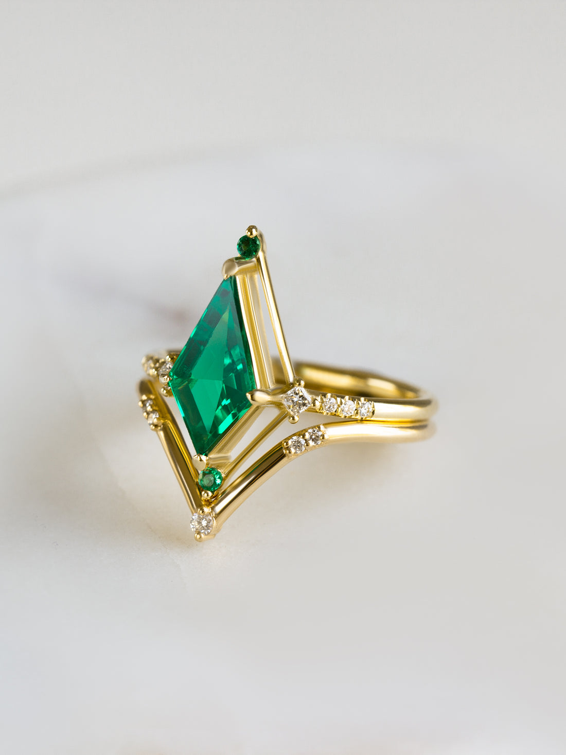 hiddenspace-engagement-ring-emerald-dawn-ring-proposal-unique-finejewelry8