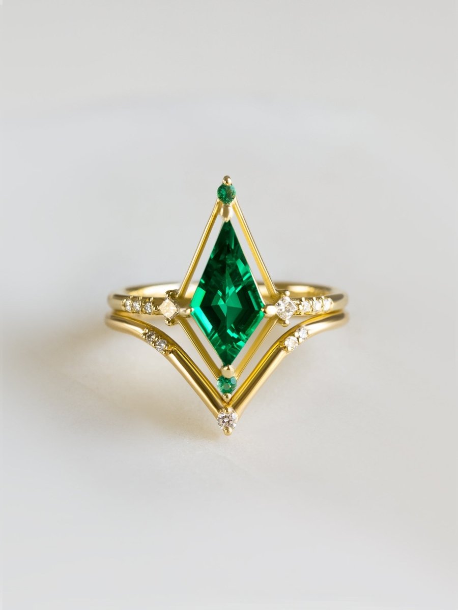 hiddenspace-engagement-ring-emerald-dawn-ring-proposal-unique-finejewelry7