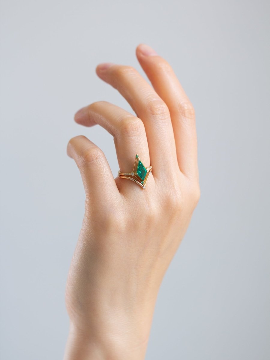 hiddenspace-engagement-ring-emerald-dawn-ring-proposal-unique-finejewelry3