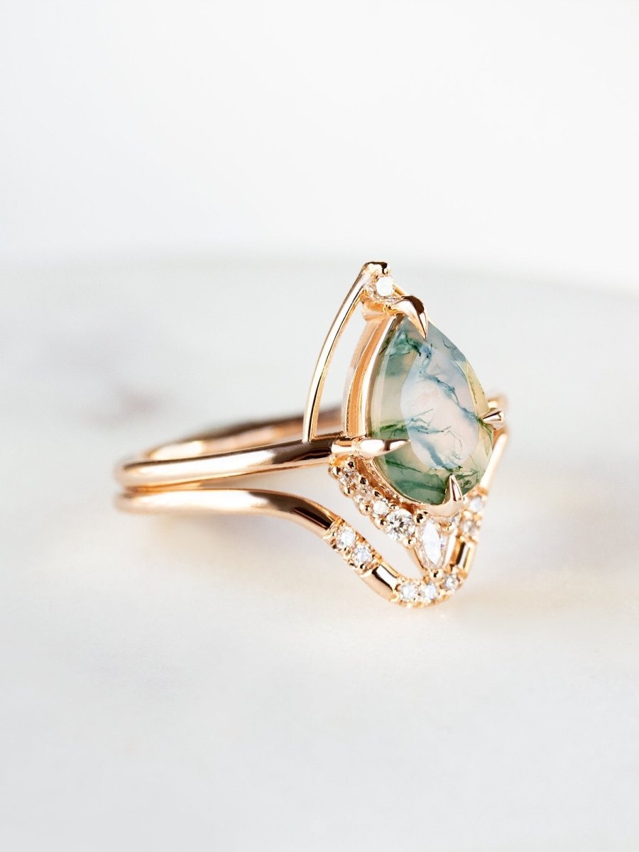 hiddenspace-engagement-ring-moss-agate-eliana-ring-minimalism-art-deco-fine-jewelry-10