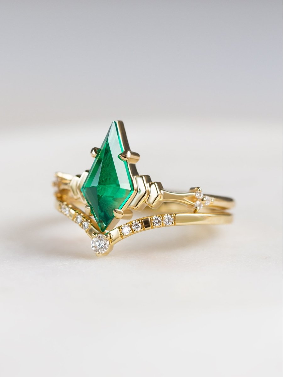hiddenspace-engagementring-emerald-kitedoric-ring-proposal-ring8