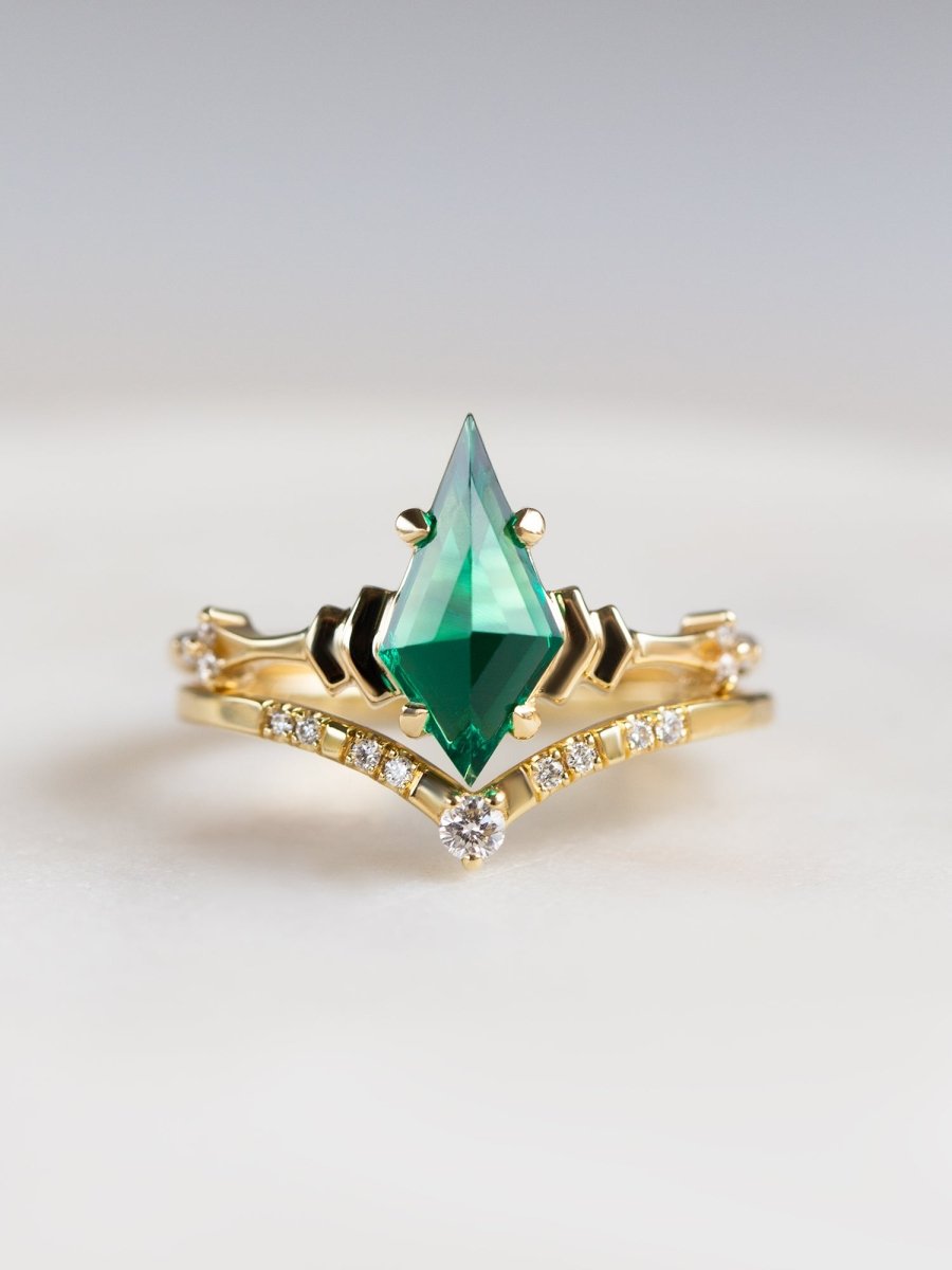 hiddenspace-engagementring-emerald-kitedoric-ring-proposal-ring7