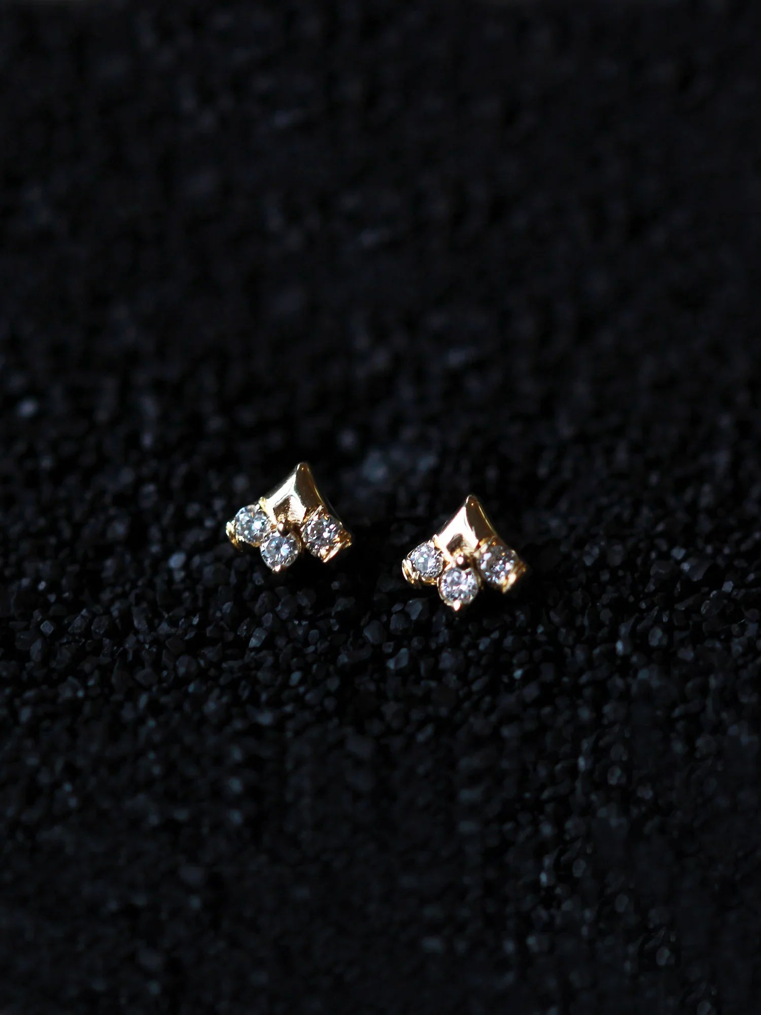 Line Chevron Stud (Single)