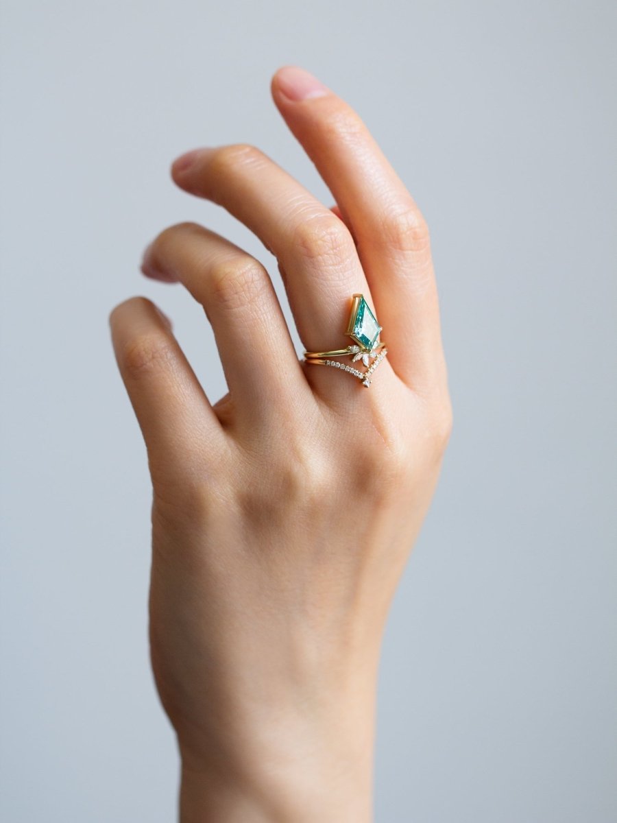 hiddenspace-engagementring-green-moissanite-meraki-proposal-ring3