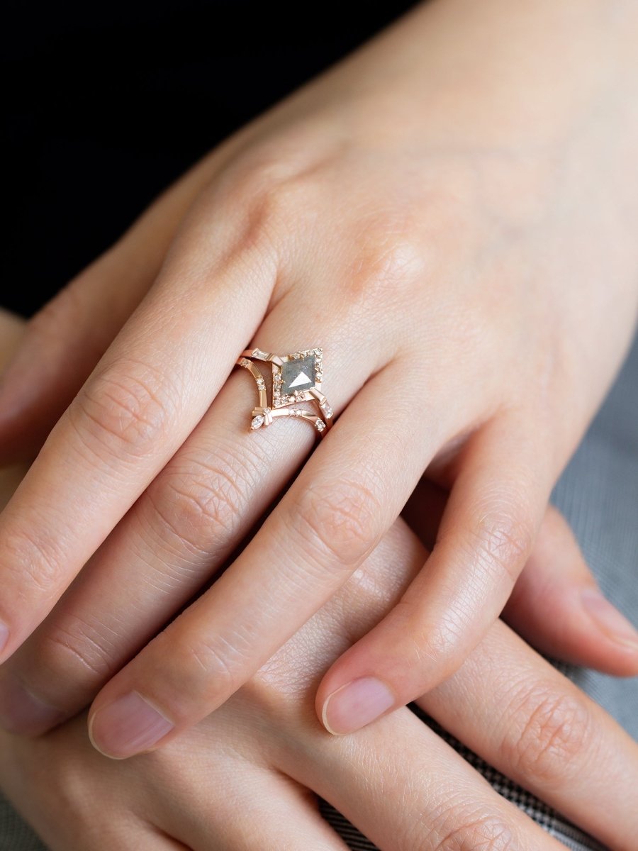 hiddenspace-engagement-rings-payton-salt-and-pepper-diamond-14k-hand_3