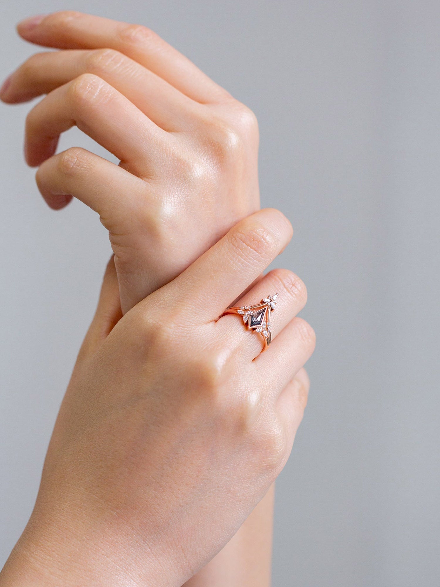 hiddenspace-engagement-rings-scarlett-salt-and-pepper-diamond-14k-hand_3