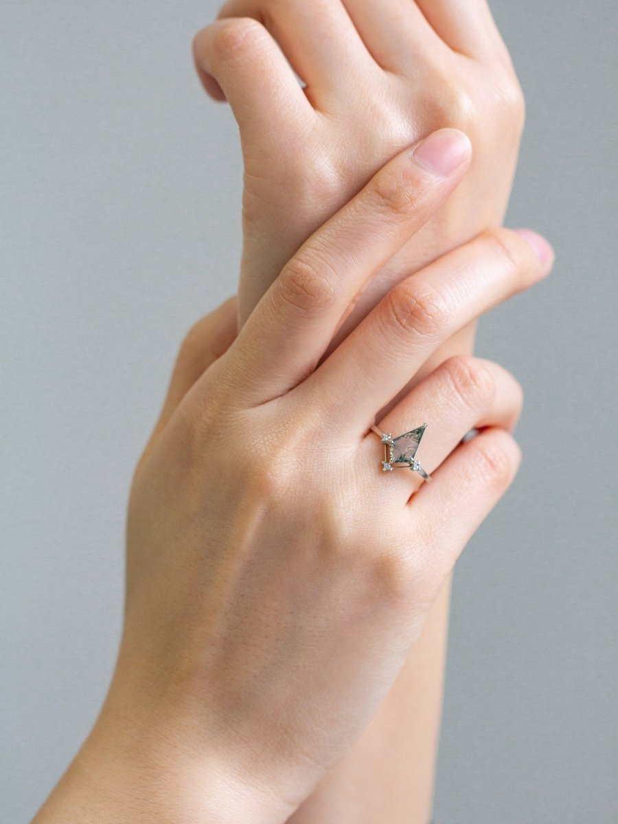 hiddenspace-engagement-rings-skylar-moss-agate-14k-hand_2